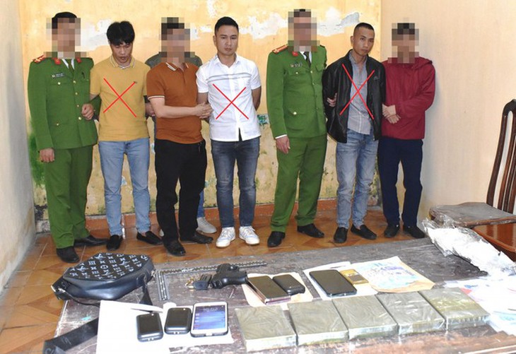 Bắt nhóm đối tượng mang theo súng K59 vận chuyển 5 bánh heroin - Ảnh 1.