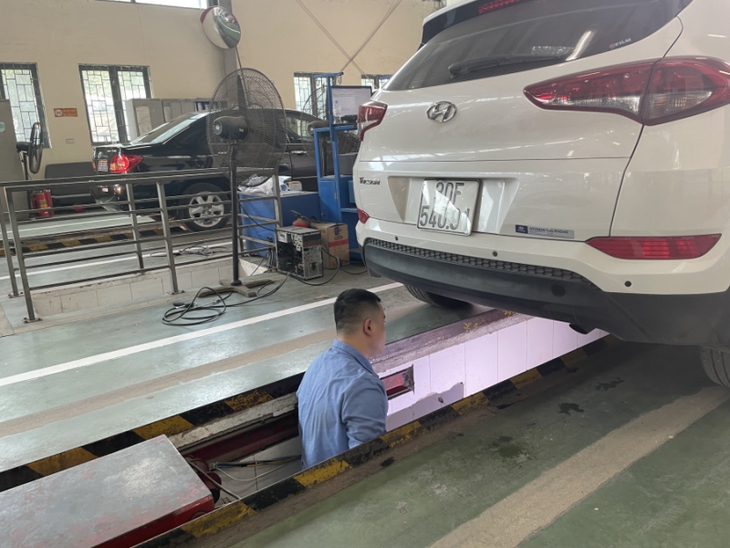 Hà Nội chỉ còn 6 trạm đăng kiểm hoạt động, hàng trăm nghìn ô tô có nguy cơ không kịp kiểm định - Ảnh 3.