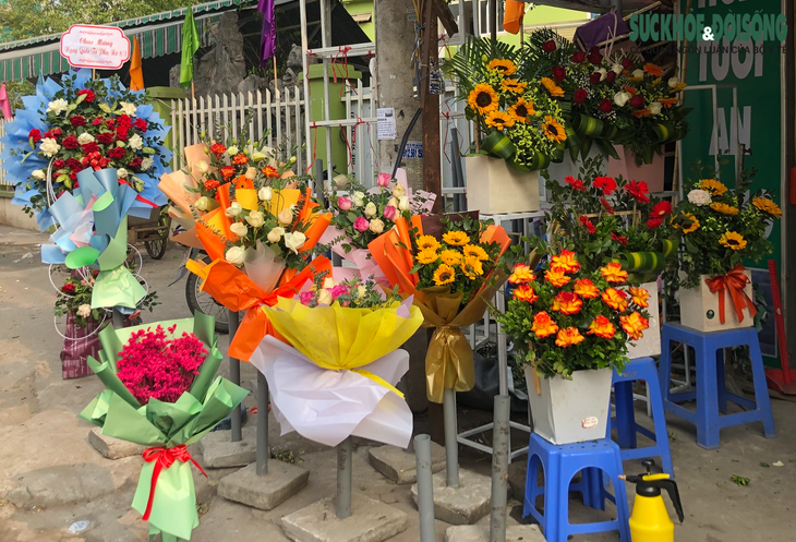 Hoa ế sau 8/3, ông bà chủ bán 'tháo' thu hồi vốn - Ảnh 1. Hoa ế sau 8/3, ông bà chủ bán 'tháo' thu hồi vốn - Ảnh 1.