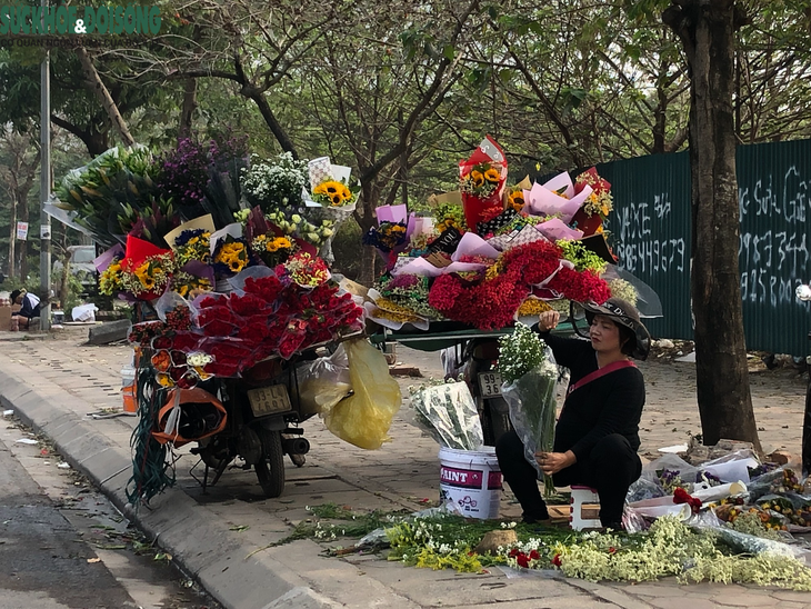 Hoa ế sau 8/3, ông bà chủ bán 'tháo' thu hồi vốn - Ảnh 2. Hoa ế sau 8/3, ông bà chủ bán 'tháo' thu hồi vốn - Ảnh 2.
