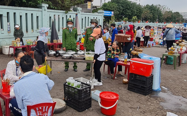 "Loạn" hàng rong trước bệnh viện lớn nhất Nghệ An...bao giờ mới được xử lý dứt điểm?