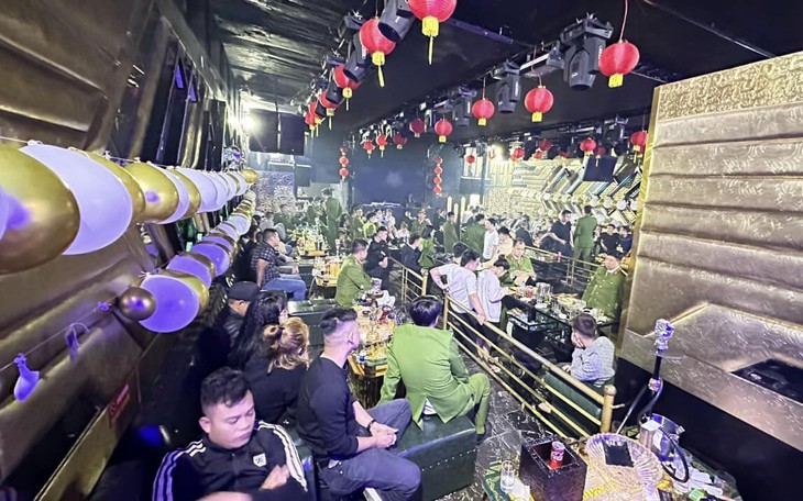 Test nhanh khách đang "bay lắc" ở một quán bar, phát hiện 26 đối tượng dương tính với chất ma túy