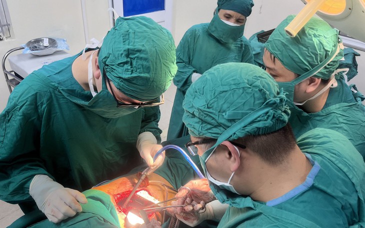 Thanh sắt dài 30 cm đâm từ cổ xuyên vào phổi người đàn ông ở Hà Tĩnh