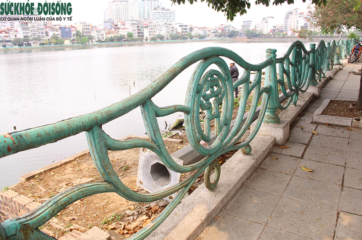 Truy tìm nhóm đối tượng lấy trộm quả cầu gang lan can đường dạo Hồ Tây - Ảnh 4. Truy tìm nhóm đối tượng lấy trộm quả cầu gang lan can đường dạo Hồ Tây - Ảnh 4.