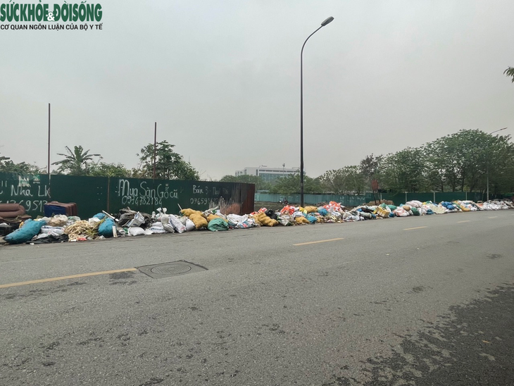 Hà Nội: Rác thải ngổn ngang ven hồ, vỉa hè tại phường Hoàng Liệt - Ảnh 1. Hà Nội: Rác thải ngổn ngang ven hồ, vỉa hè tại phường Hoàng Liệt - Ảnh 1.