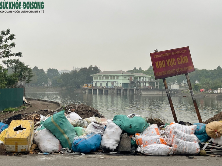 Hà Nội: Rác thải ngổn ngang ven hồ, vỉa hè tại phường Hoàng Liệt - Ảnh 5. Hà Nội: Rác thải ngổn ngang ven hồ, vỉa hè tại phường Hoàng Liệt - Ảnh 5.