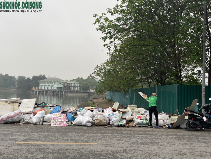 Hà Nội: Rác thải ngổn ngang ven hồ, vỉa hè tại phường Hoàng Liệt - Ảnh 6. Hà Nội: Rác thải ngổn ngang ven hồ, vỉa hè tại phường Hoàng Liệt - Ảnh 6.