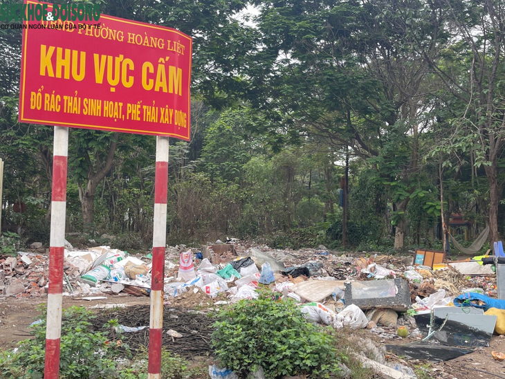 Hà Nội: Rác thải ngổn ngang ven hồ, vỉa hè tại phường Hoàng Liệt - Ảnh 7. Hà Nội: Rác thải ngổn ngang ven hồ, vỉa hè tại phường Hoàng Liệt - Ảnh 7.