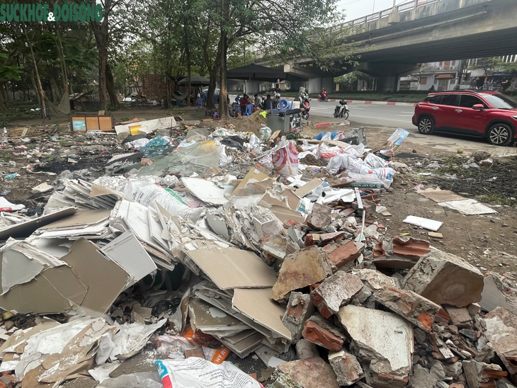 Hà Nội: Rác thải ngổn ngang ven hồ, vỉa hè tại phường Hoàng Liệt - Ảnh 8. Hà Nội: Rác thải ngổn ngang ven hồ, vỉa hè tại phường Hoàng Liệt - Ảnh 8.