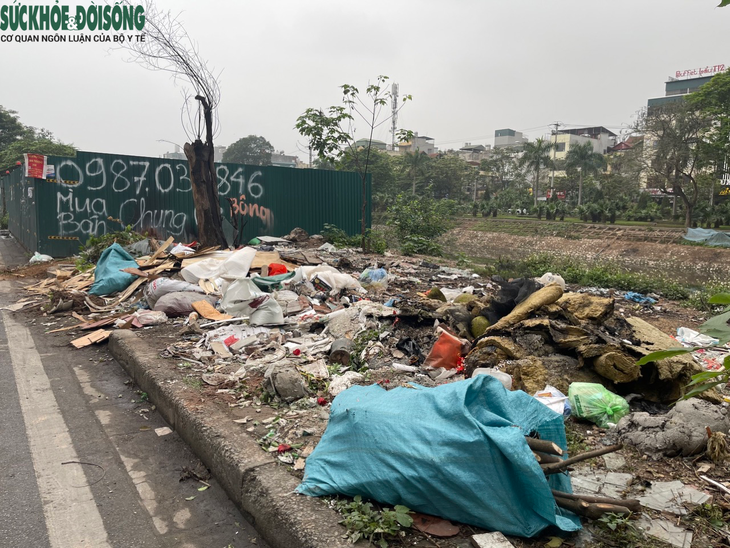 Hà Nội: Rác thải ngổn ngang ven hồ, vỉa hè tại phường Hoàng Liệt - Ảnh 9. Hà Nội: Rác thải ngổn ngang ven hồ, vỉa hè tại phường Hoàng Liệt - Ảnh 9.