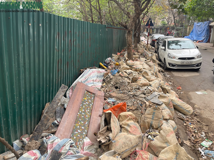 Hà Nội: Rác thải ngổn ngang ven hồ, vỉa hè tại phường Hoàng Liệt - Ảnh 10. Hà Nội: Rác thải ngổn ngang ven hồ, vỉa hè tại phường Hoàng Liệt - Ảnh 10.