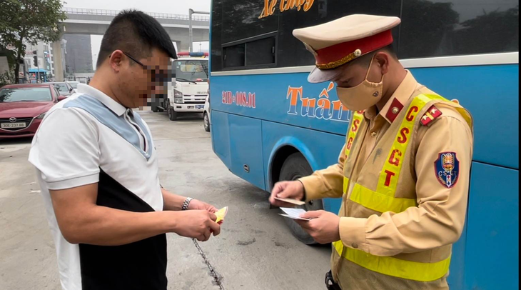 Liên tiếp phát hiện tài xế xe khách dương tính với ma túy - Ảnh 1. Liên tiếp phát hiện tài xế xe khách dương tính với ma túy - Ảnh 1.