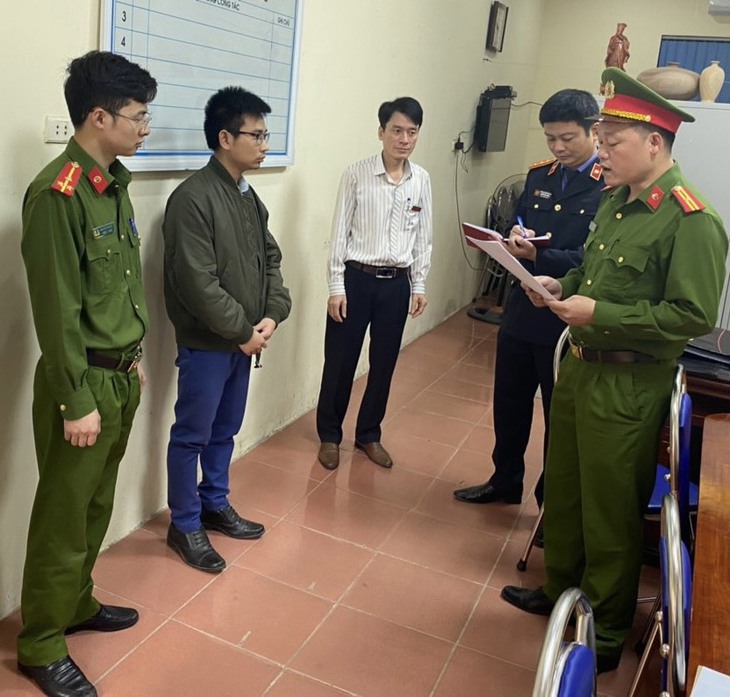 Khởi tố thêm một nhân viên Trung tâm đăng kiểm xe cơ giới 98-06D - Ảnh 1. Khởi tố thêm một nhân viên Trung tâm đăng kiểm xe cơ giới 98-06D - Ảnh 1.