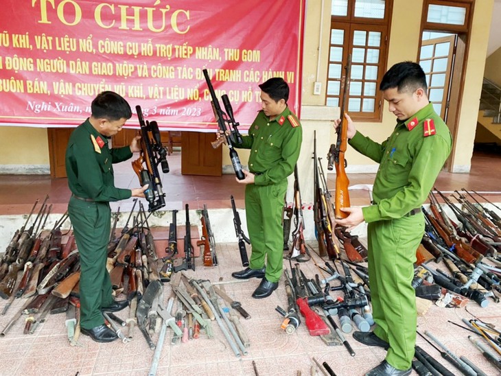 Công an Hà Tĩnh tiêu hủy hàng trăm vũ khí, vật liệu nổ - Ảnh 1.