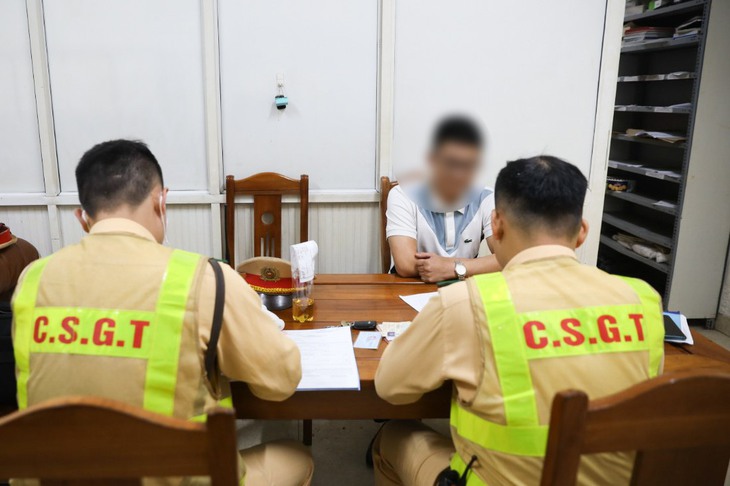 Liên tiếp phát hiện tài xế xe khách dương tính với ma túy - Ảnh 2. Liên tiếp phát hiện tài xế xe khách dương tính với ma túy - Ảnh 2.