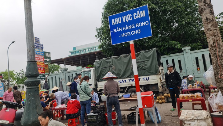 Hàng rong "bủa vây" luôn xe cảnh sát trật tự - Ảnh 2. Hàng rong "bủa vây" luôn xe cảnh sát trật tự - Ảnh 2.