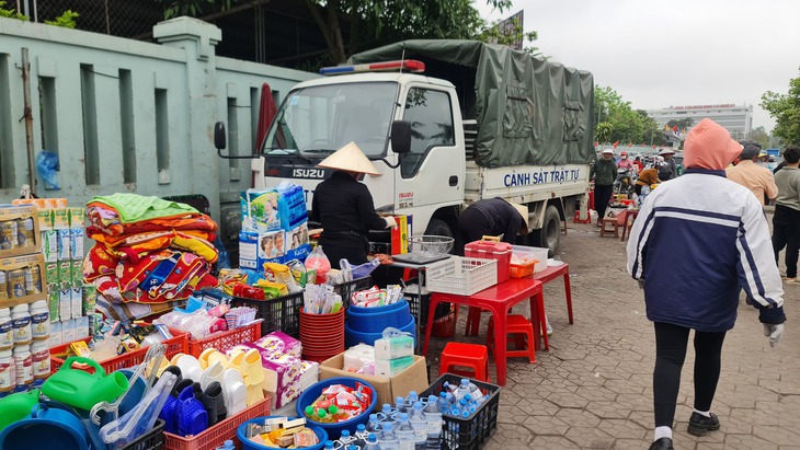 Hàng rong "bủa vây" luôn xe cảnh sát trật tự - Ảnh 5. Hàng rong "bủa vây" luôn xe cảnh sát trật tự - Ảnh 5.
