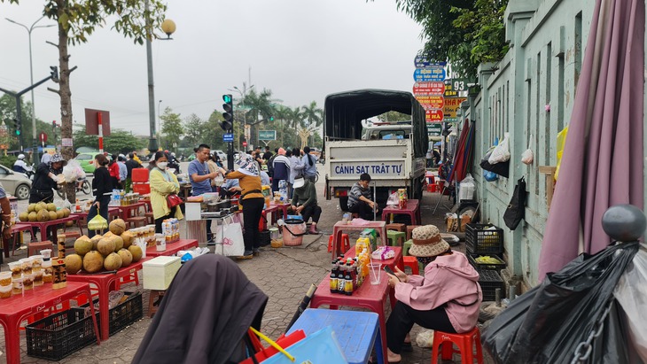 Hàng rong "bủa vây" luôn xe cảnh sát trật tự - Ảnh 1. Hàng rong "bủa vây" luôn xe cảnh sát trật tự - Ảnh 1.
