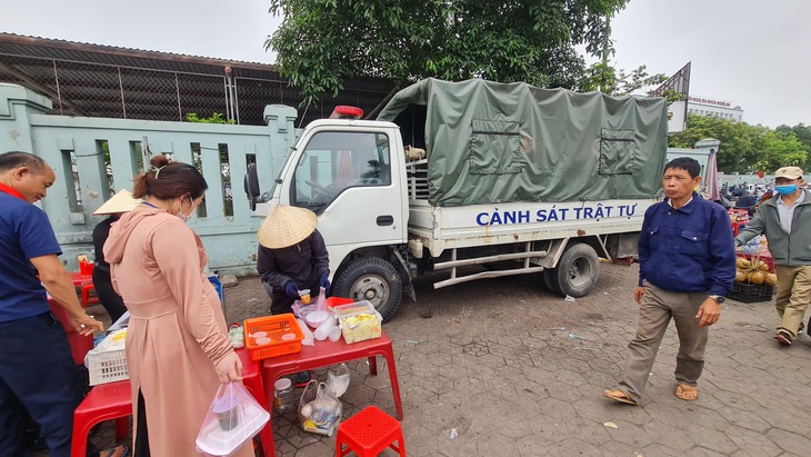 Hàng rong "bủa vây" luôn xe cảnh sát trật tự - Ảnh 7. Hàng rong "bủa vây" luôn xe cảnh sát trật tự - Ảnh 7.