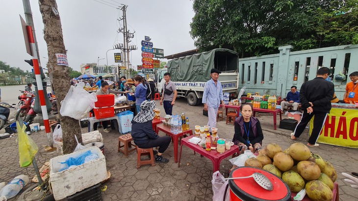 Hàng rong "bủa vây" luôn xe cảnh sát trật tự - Ảnh 3. Hàng rong "bủa vây" luôn xe cảnh sát trật tự - Ảnh 3.