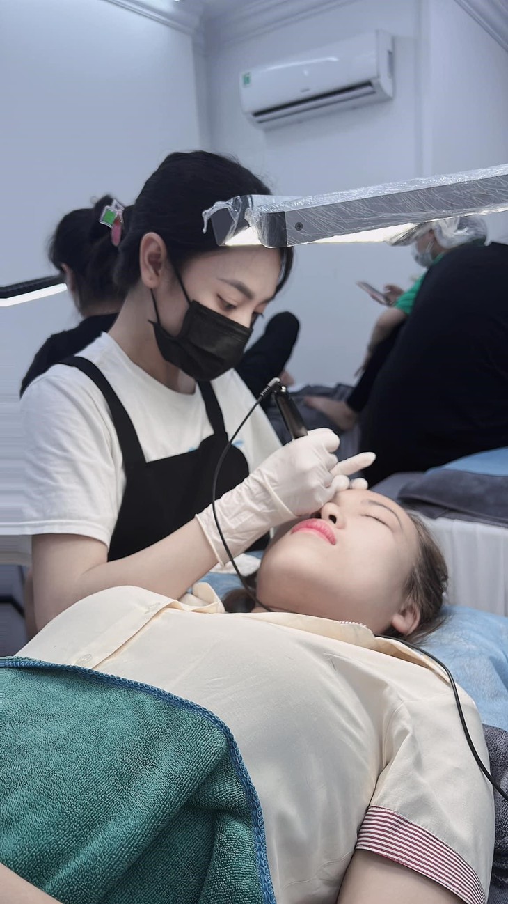 Mẹ một con Tuyết Nguyễn gây bão với vóc dáng nuột nà sau sinh - Ảnh 3. Mẹ một con Tuyết Nguyễn gây bão với vóc dáng nuột nà sau sinh - Ảnh 3.