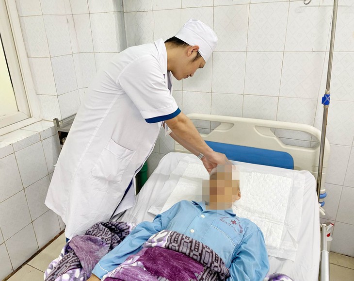 Hơn 5 giờ phẫu thuật căng thẳng bóc tách khối u khổng lồ - Ảnh 2.