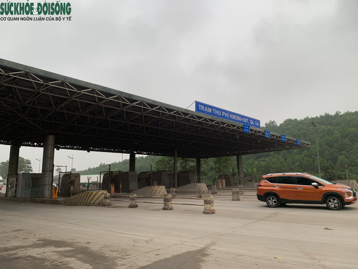 Trạm thu phí bỏ hoang "cài bẫy" người dân: 6 năm chưa tháo dỡ vì vướng nhiều thủ tục - Ảnh 1.