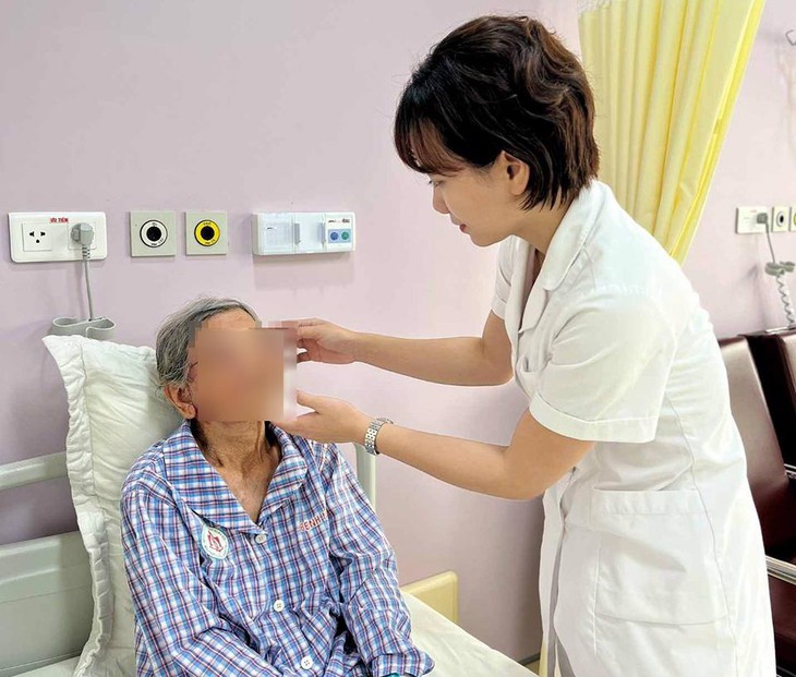 Cụ bà 98 tuổi phát hiện mắc ung thư da từ nốt mụn ruồi dưới mi mắt - Ảnh 1.