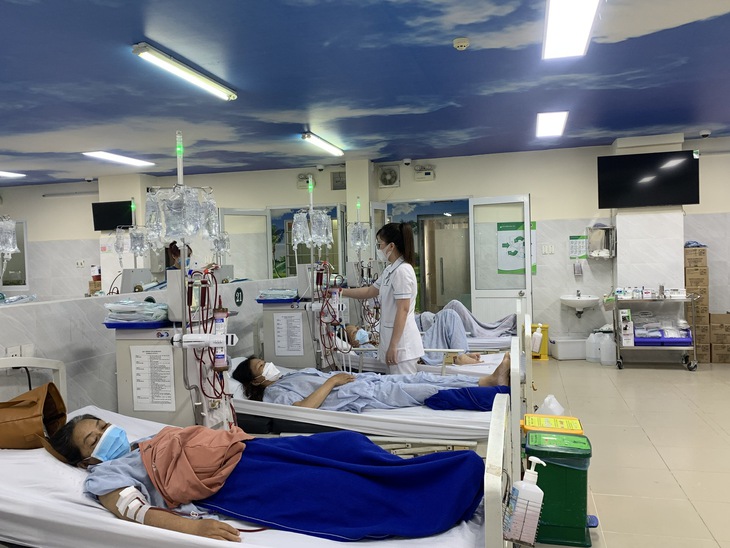 Bệnh viện ở TP.HCM quá tải bệnh nhân chạy thận, chuyên gia kiến nghị đầu tư thêm các đơn vị chạy thận ở y tế cơ sở - Ảnh 1. Bệnh viện ở TP.HCM quá tải bệnh nhân chạy thận, chuyên gia kiến nghị đầu tư thêm các đơn vị chạy thận ở y tế cơ sở - Ảnh 1.