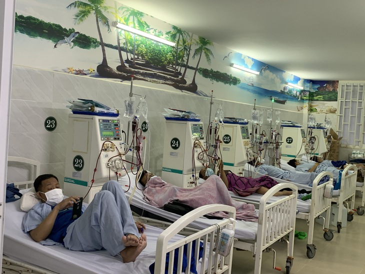 Bệnh viện ở TP.HCM quá tải bệnh nhân chạy thận, chuyên gia kiến nghị đầu tư thêm các đơn vị chạy thận ở y tế cơ sở - Ảnh 2. Bệnh viện ở TP.HCM quá tải bệnh nhân chạy thận, chuyên gia kiến nghị đầu tư thêm các đơn vị chạy thận ở y tế cơ sở - Ảnh 2.