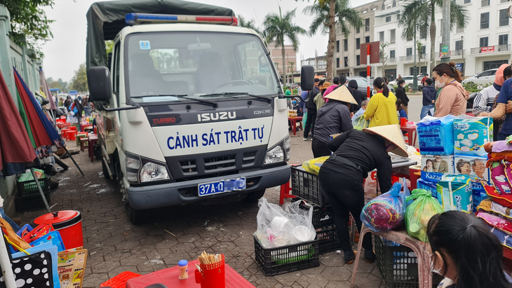 Hàng rong "bủa vây" luôn xe cảnh sát trật tự - Ảnh 4. Hàng rong "bủa vây" luôn xe cảnh sát trật tự - Ảnh 4.