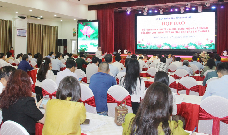 Hàng rong "bủa vây" luôn xe cảnh sát trật tự - Ảnh 6. Hàng rong "bủa vây" luôn xe cảnh sát trật tự - Ảnh 6.