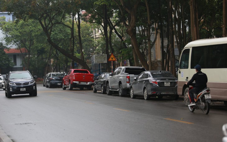Xử lý thế nào vụ hàng chục ô tô bị chọc thủng lốp khi đỗ trên vỉa hè khu Linh Đàm
