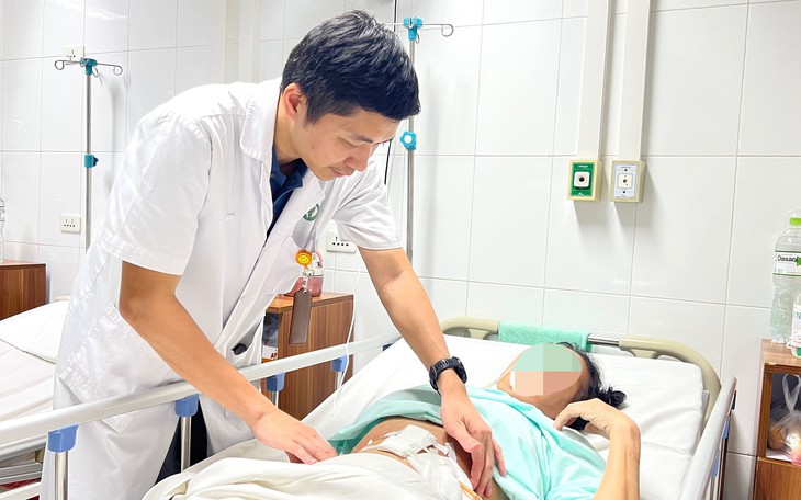 Cấp cứu nữ bệnh nhân thủng ruột do... ăn táo đỏ hầm "quên" nhằn hạt