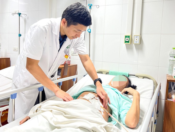 Cấp cứu nữ bệnh nhân thủng ruột do... ăn táo đỏ hầm 'quên' nhằn hạt - Ảnh 1.