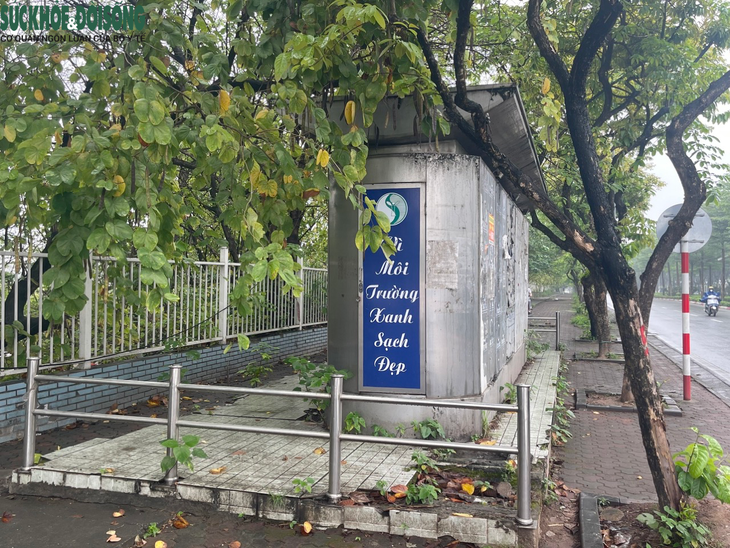 Hà Nội: Nhiều nhà vệ sinh công cộng xuống cấp, đống cửa - Ảnh 1. Hà Nội: Nhiều nhà vệ sinh công cộng xuống cấp, đống cửa - Ảnh 1.
