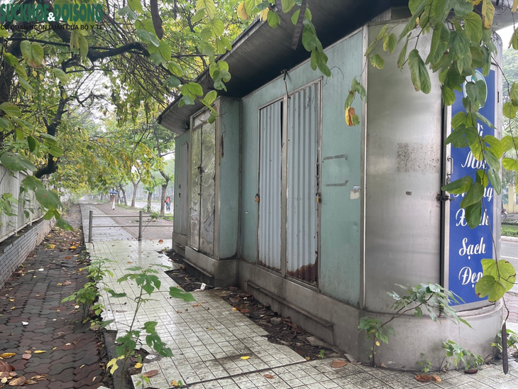 Hà Nội: Nhiều nhà vệ sinh công cộng xuống cấp, đống cửa - Ảnh 2. Hà Nội: Nhiều nhà vệ sinh công cộng xuống cấp, đống cửa - Ảnh 2.