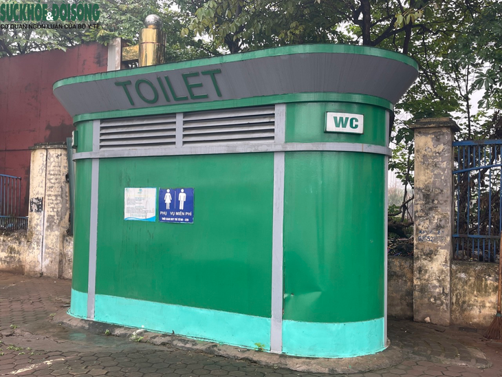Hà Nội: Nhiều nhà vệ sinh công cộng xuống cấp, đống cửa - Ảnh 3. Hà Nội: Nhiều nhà vệ sinh công cộng xuống cấp, đống cửa - Ảnh 3.