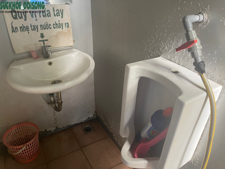 Hà Nội: Nhiều nhà vệ sinh công cộng xuống cấp, đống cửa - Ảnh 4. Hà Nội: Nhiều nhà vệ sinh công cộng xuống cấp, đống cửa - Ảnh 4.
