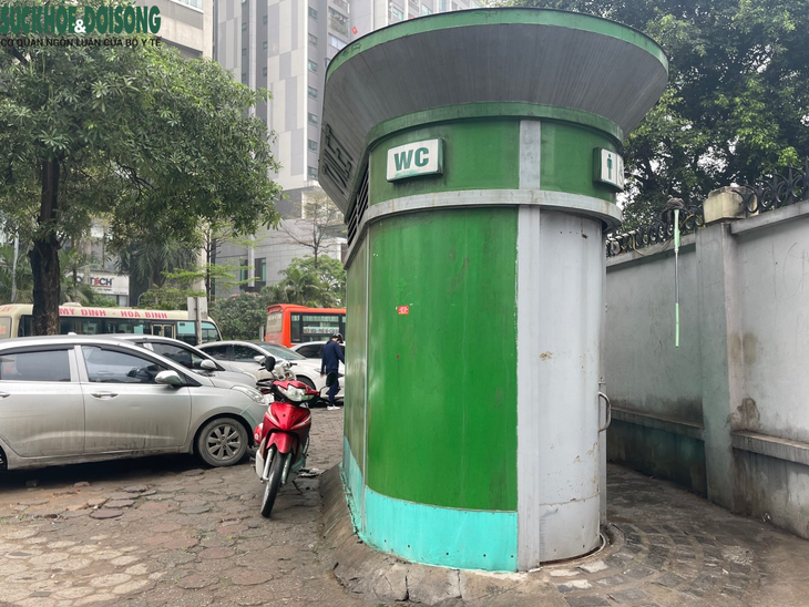 Hà Nội: Nhiều nhà vệ sinh công cộng xuống cấp, đống cửa - Ảnh 5. Hà Nội: Nhiều nhà vệ sinh công cộng xuống cấp, đống cửa - Ảnh 5.