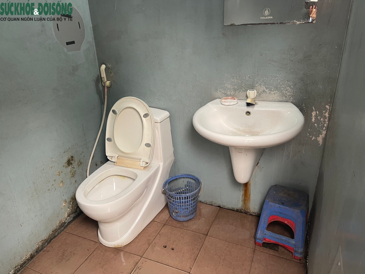 Hà Nội: Nhiều nhà vệ sinh công cộng xuống cấp, đống cửa - Ảnh 6. Hà Nội: Nhiều nhà vệ sinh công cộng xuống cấp, đống cửa - Ảnh 6.