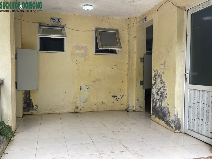 Hà Nội: Nhiều nhà vệ sinh công cộng xuống cấp, đống cửa - Ảnh 7. Hà Nội: Nhiều nhà vệ sinh công cộng xuống cấp, đống cửa - Ảnh 7.
