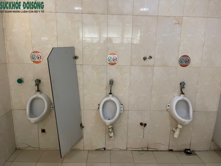 Hà Nội: Nhiều nhà vệ sinh công cộng xuống cấp, đống cửa - Ảnh 8. Hà Nội: Nhiều nhà vệ sinh công cộng xuống cấp, đống cửa - Ảnh 8.