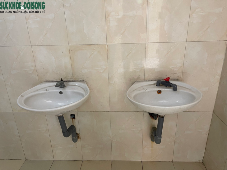 Hà Nội: Nhiều nhà vệ sinh công cộng xuống cấp, đống cửa - Ảnh 10. Hà Nội: Nhiều nhà vệ sinh công cộng xuống cấp, đống cửa - Ảnh 10.
