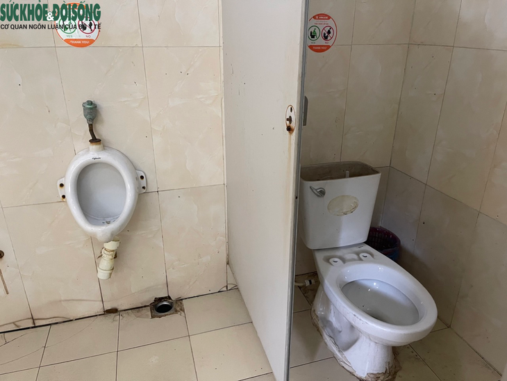 Hà Nội: Nhiều nhà vệ sinh công cộng xuống cấp, đóng cửa - Ảnh 10. Hà Nội: Nhiều nhà vệ sinh công cộng xuống cấp, đóng cửa - Ảnh 10.