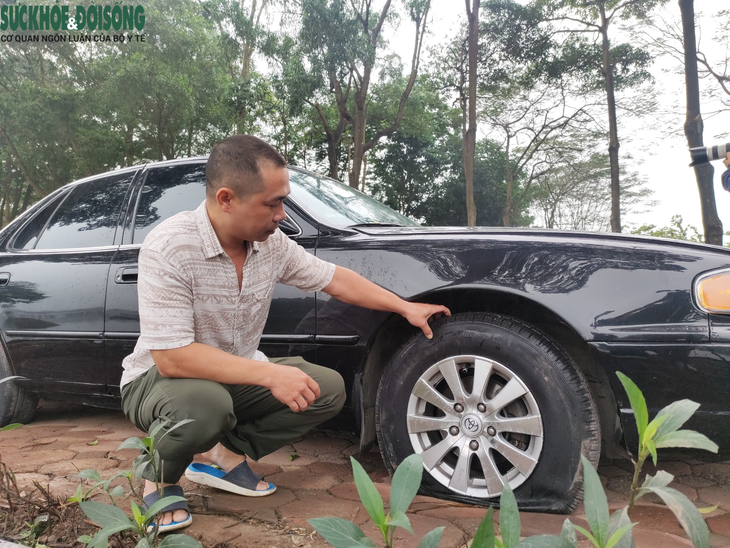 Chưa tìm được kẻ gian chọc thủng lốp hàng chục ô tô khi đỗ trên vỉa hè khu Linh Đàm - Ảnh 3. Chưa tìm được kẻ gian chọc thủng lốp hàng chục ô tô khi đỗ trên vỉa hè khu Linh Đàm - Ảnh 3.