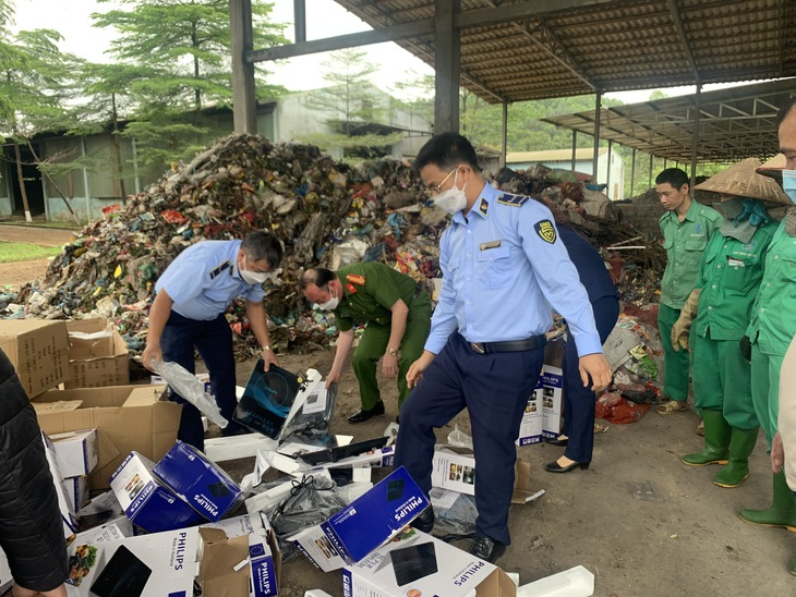 Tiêu hủy hơn 7 tấn lòng lợn chưa qua sơ chế, bốc mùi hôi thối "suýt" lên bàn ăn - Ảnh 4.