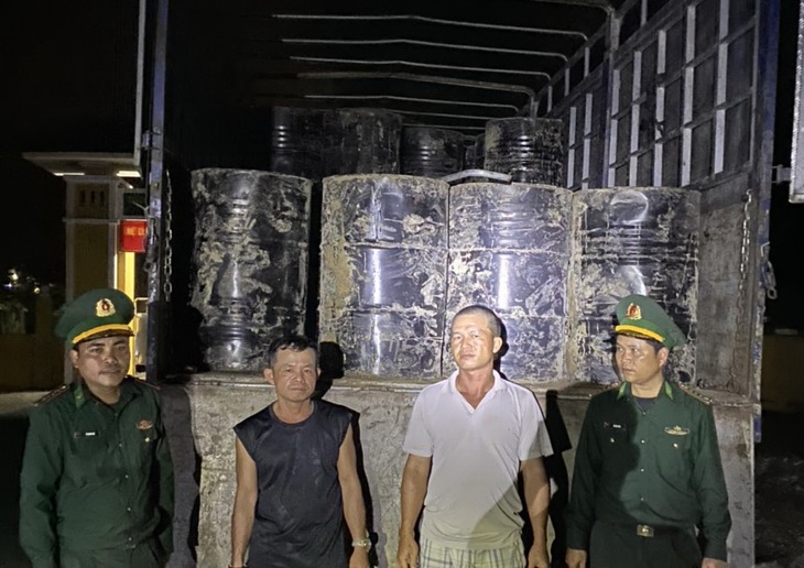 Bắt vụ vận chuyển 15 tấn chất lỏng không rõ nguồn gốc - Ảnh 1. Bắt vụ vận chuyển 15 tấn chất lỏng không rõ nguồn gốc - Ảnh 1.