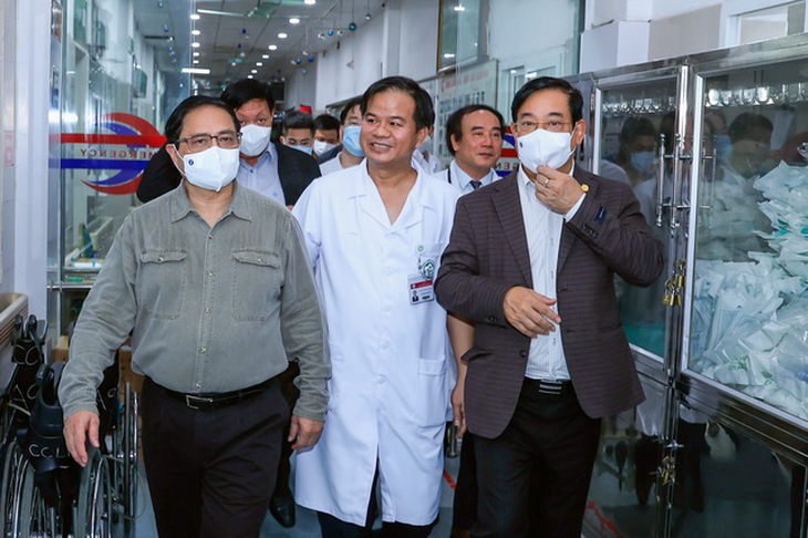 Thủ tướng chỉ đạo nhiều vấn đề cấp bách khi đi kiểm tra đột xuất việc cung ứng thuốc, thiết bị y tế ở bệnh viện tuyến cuối - Ảnh 1. Thủ tướng chỉ đạo nhiều vấn đề cấp bách khi đi kiểm tra đột xuất việc cung ứng thuốc, thiết bị y tế ở bệnh viện tuyến cuối - Ảnh 1.