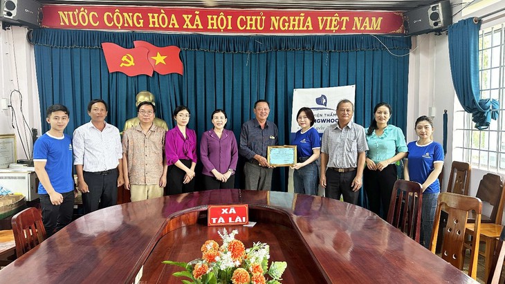 Chuyến đi thiện nguyện "San sẻ yêu thương - Tiếp sức đến trường" của Bệnh viện Gangwhoo - Ảnh 1. Chuyến đi thiện nguyện "San sẻ yêu thương - Tiếp sức đến trường" của Bệnh viện Gangwhoo - Ảnh 1.